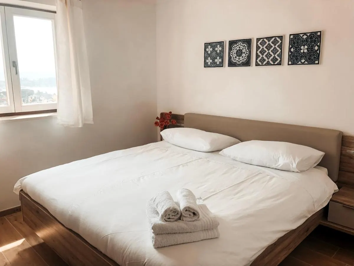 Druga spalnica z zakonsko posteljo
