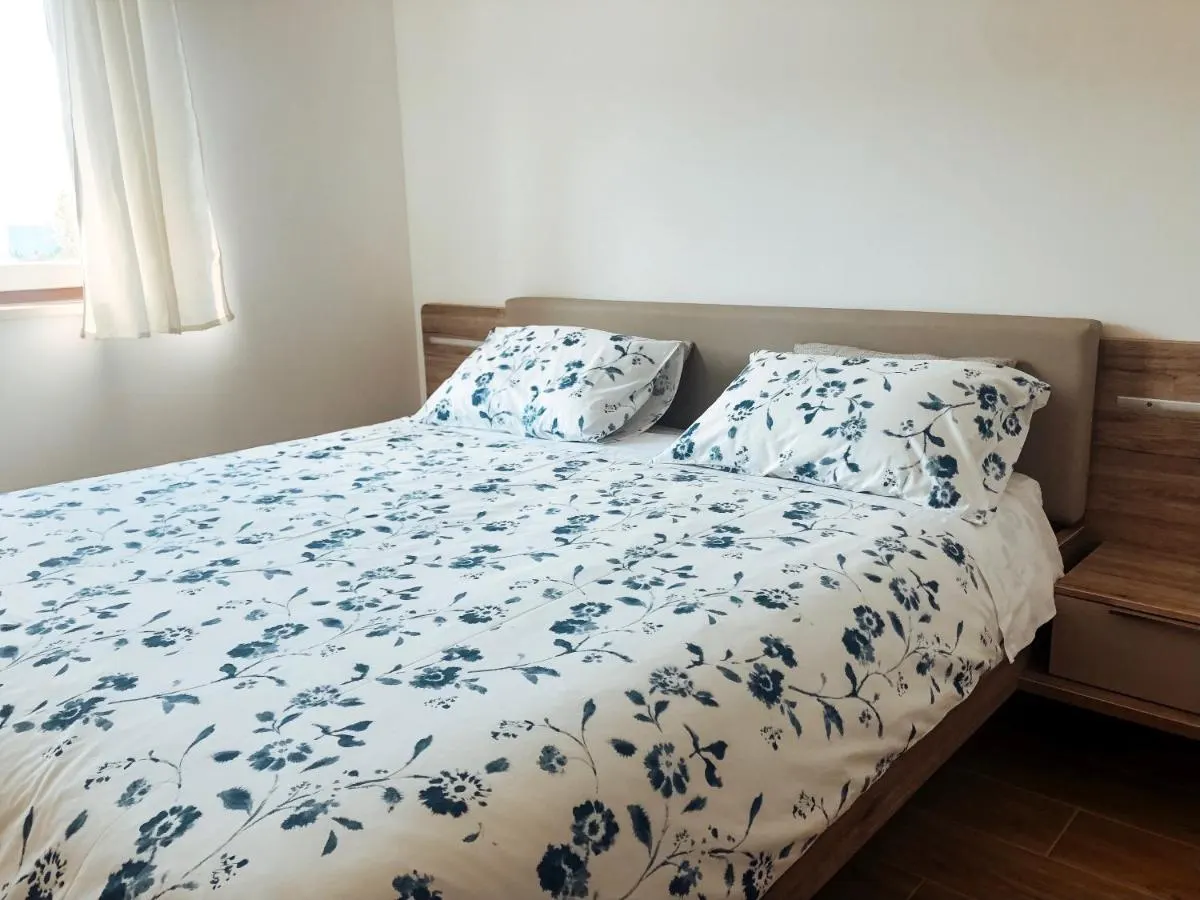 Spalnica z zakonsko posteljo