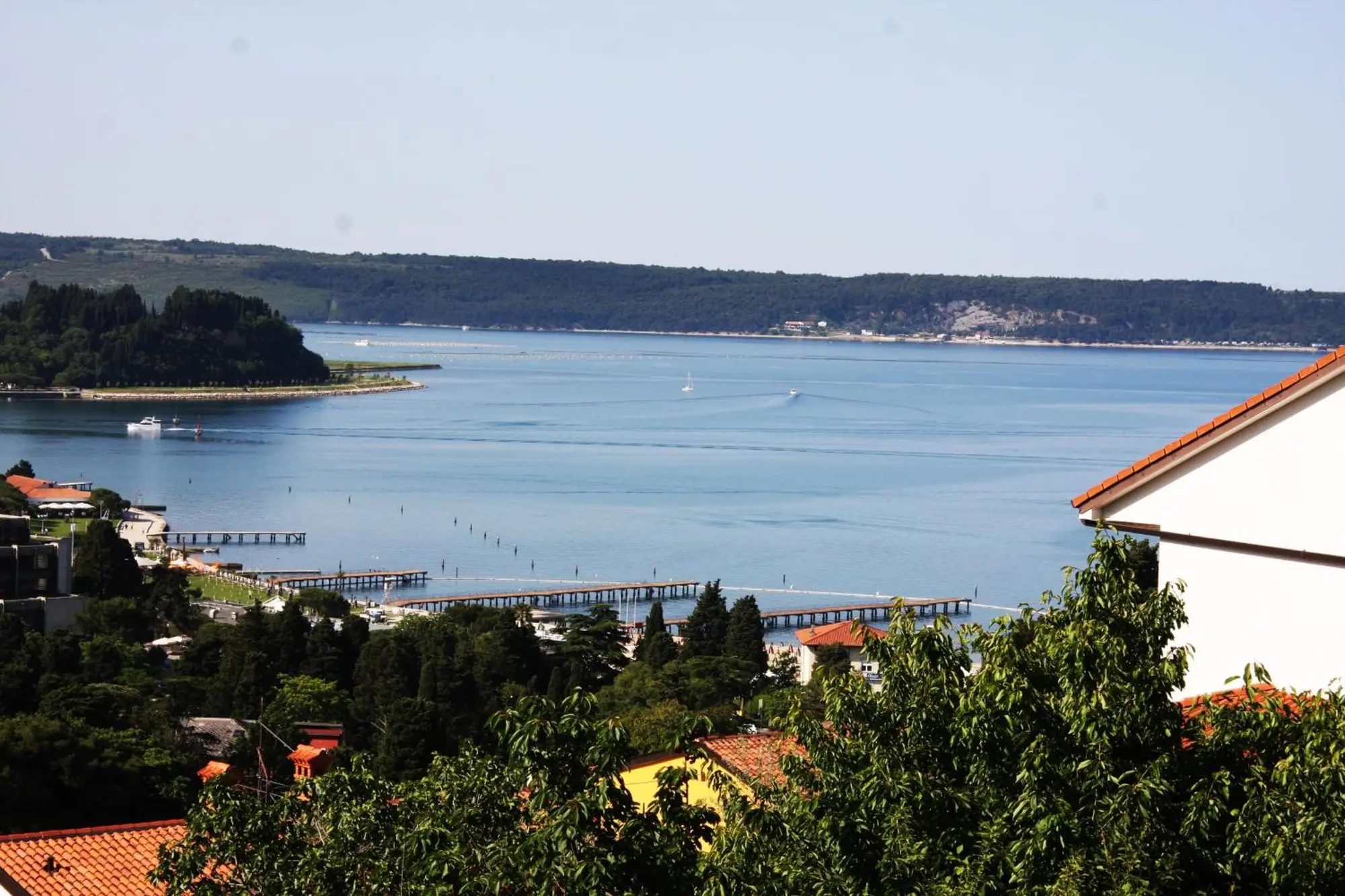 Pogled s hriba na Portorož, zaliv in Piran v daljavi
