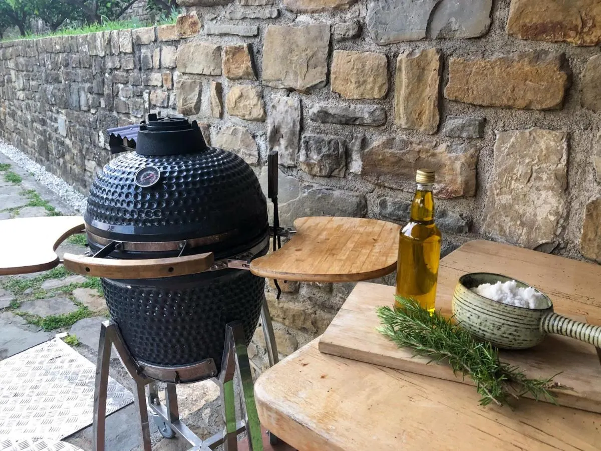 Žar na kamnitem pultu